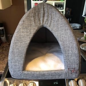 Tent style bed for dog or cat